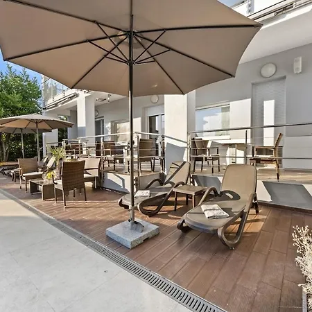 Elegant With Pool Near לינה וארוחת בוקר פולה