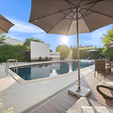 לינה וארוחת בוקר Elegant With Pool Near *