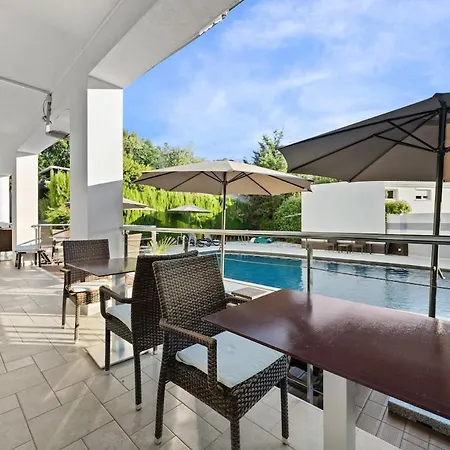 לינה וארוחת בוקר Elegant With Pool Near